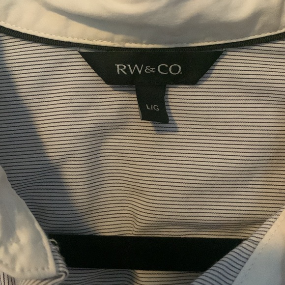 Ladies button down shirt! 👚 - Picture 3 of 3